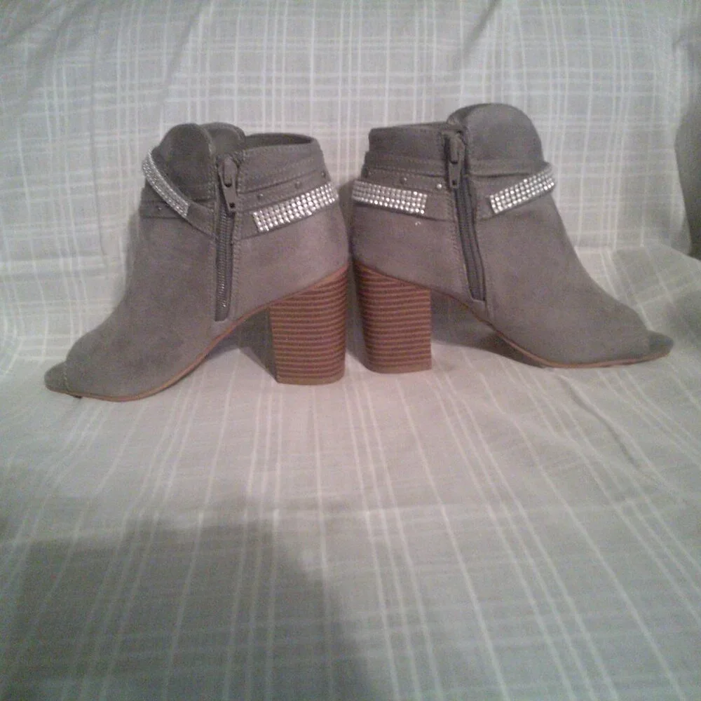 So Brand Haw Women's Ankle Booties Open Toes‎ Suede Gray Size 5 USA